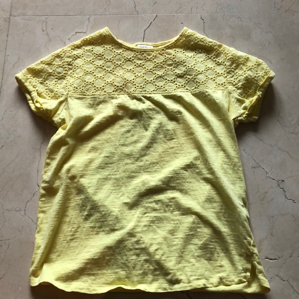 Yellow circle detail top